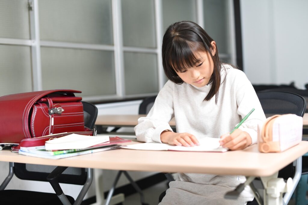 個別指導塾で学習する子ども