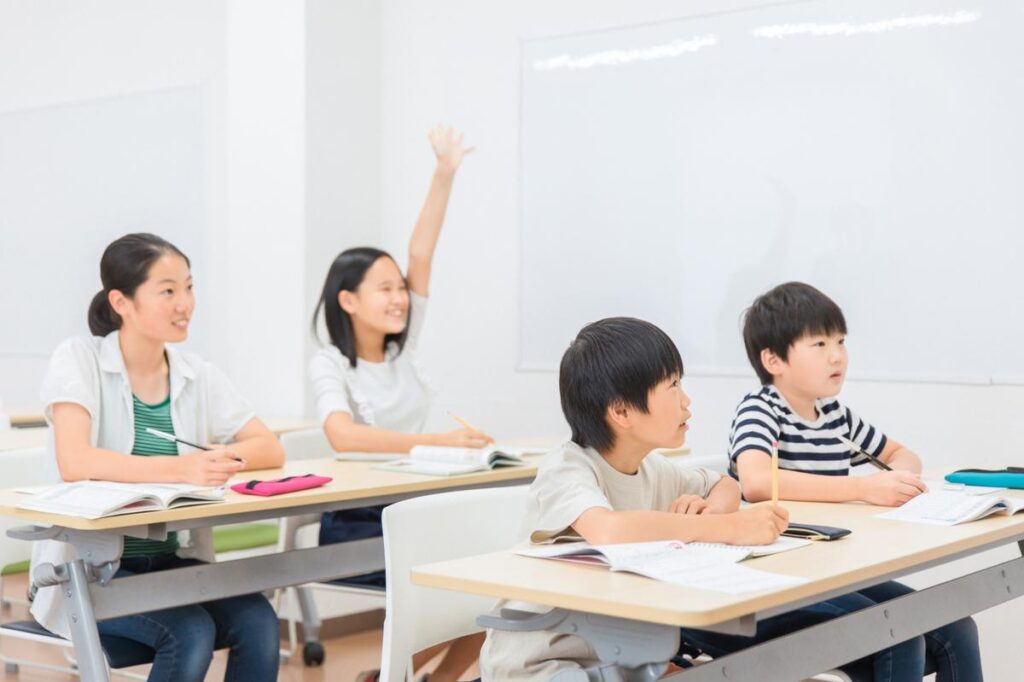 学習塾で学習する子ども