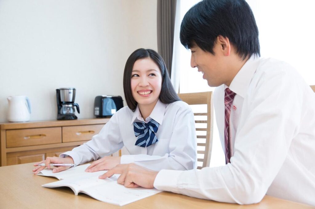 家庭教師と学習する子ども